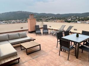 een patio met stoelen en banken op een dak bij Apartamento Platja d'Aro, 3 dormitorios, 5 personas - ES-209-42 in Platja  d'Aro