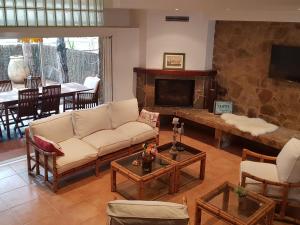 un soggiorno con divano e camino di Villa élégante à Platja d'Aro près de la plage, climatisée avec terrasse et proche des boutiques et restaurants - ES-209-35 a Platja  d'Aro