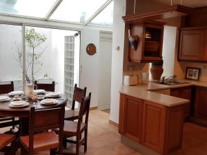 una cucina e una sala da pranzo con tavolo e sedie di Villa élégante à Platja d'Aro près de la plage, climatisée avec terrasse et proche des boutiques et restaurants - ES-209-35 a Platja  d'Aro