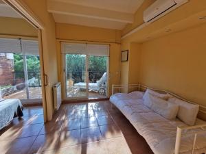 un soggiorno con divano in un angolo di Villa élégante à Platja d'Aro près de la plage, climatisée avec terrasse et proche des boutiques et restaurants - ES-209-35 a Platja  d'Aro