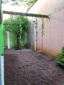 a garden with a swing and a tree at OPEN HOUSE VARGAS in São Paulo