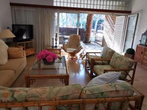 uma sala de estar com sofás e uma mesa de centro em Casa Platja d'Aro, 6 dormitorios, 10 personas - ES-209-11 em Platja  d'Aro