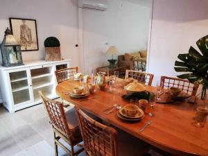 uma mesa de madeira com cadeiras e uma sala de jantar em Casa Platja d'Aro, 6 dormitorios, 10 personas - ES-209-11 em Platja  d'Aro
