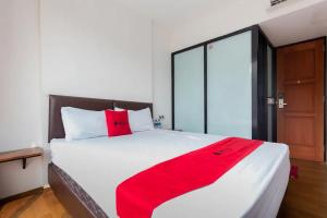 Posteľ alebo postele v izbe v ubytovaní RedDoorz Plus near ICE BSD 2