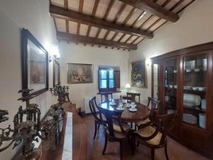 ein Esszimmer mit einem Holztisch und Stühlen in der Unterkunft Casa Santa Cristina d'Aro, 5 dormitorios, 10 personas - ES-209-57 in Santa Cristina d'Aro