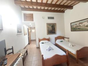 Zimmer mit 2 Betten und einem Tisch in der Unterkunft Casa Santa Cristina d'Aro, 5 dormitorios, 10 personas - ES-209-57 in Santa Cristina d'Aro