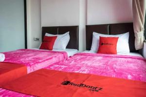 Posteľ alebo postele v izbe v ubytovaní RedDoorz Plus near ICE BSD 2