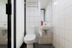 Kúpeľňa v ubytovaní RedDoorz Plus near ICE BSD 2