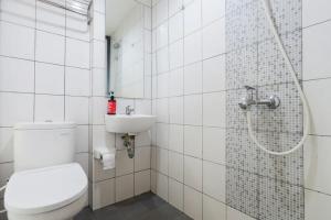 Kúpeľňa v ubytovaní RedDoorz Plus near ICE BSD 2