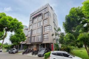 a building with motorcycles parked in front of it at RedDoorz Plus near ICE BSD 2 in Tangerang