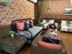 埔里にあるPuli Town B&Bのベッド2台、テーブル、椅子が備わる客室です。