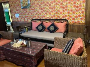 埔里にあるPuli Town B&Bのソファ、椅子2脚、テーブルが備わる客室です。