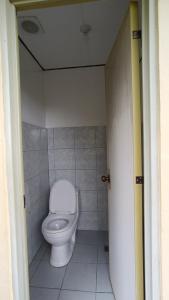 baño con aseo blanco en una habitación en Loony Cafe & Guesthouse, en Loon