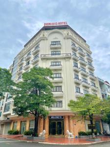 un gran edificio blanco con un cartel. en DREAM HOTEL Bắc Ninh, en Hòa Ðình