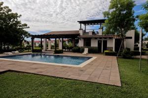 uma piscina no quintal de uma casa em MADDY Free Wi-Fi, AC in ea Bedrooms, Private Community! em San Miguel