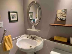 拉瓦勒的住宿－Havre chez Guylaine，浴室设有白色水槽和镜子