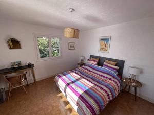 Postel nebo postele na pokoji v ubytování Villa 8 pers avec piscine privée, clim et wifi proche plages - FR-1-768-29 + 12 fotografií