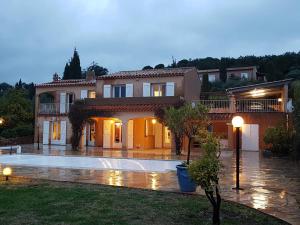 Bazén v ubytování Villa 8 pers avec piscine privée, clim et wifi proche plages - FR-1-768-29 nebo v jeho okolí