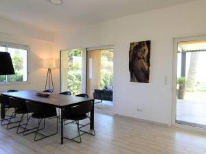 TV a/nebo společenská místnost v ubytování Villa pieds dans l'eau pour 10 personnes avec piscine, clim et Wi-Fi - FR-1-768-27