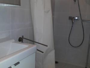 Koupelna v ubytování Villa familiale 8 pers, jardin, BBQ, proche mer - Les Issambres - FR-1-768-28