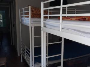 Palanda nebo palandy na pokoji v ubytování Villa familiale 8 pers, jardin, BBQ, proche mer - Les Issambres - FR-1-768-28