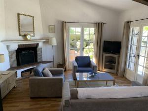 Posezení v ubytování Charmante villa avec piscine à débordement aux Issambres - FR-1-768-44