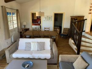 Posezení v ubytování Charmante villa avec piscine à débordement aux Issambres - FR-1-768-44