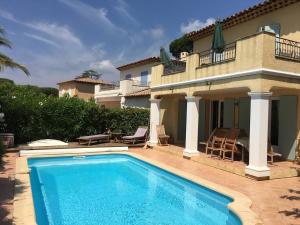 - une piscine en face d'une maison dans l'établissement Villa Sainte-Maxime, 4 pièces, 6 personnes - FR-1-768-40, à Sainte-Maxime