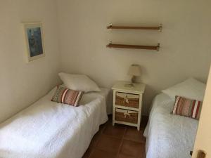 2 camas individuales en una habitación con mesita de noche en Villa Sainte-Maxime, 4 pièces, 6 personnes - FR-1-768-40, en Sainte-Maxime
