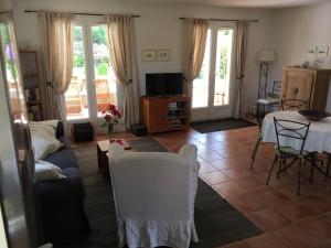 - un salon avec un canapé et une table dans l'établissement Villa Sainte-Maxime, 4 pièces, 6 personnes - FR-1-768-40, à Sainte-Maxime