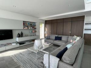 a living room with a couch and a tv at Villa Les Issambres, 5 pièces, 8 personnes - FR-1-768-37 in Les Issambres