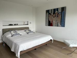 een witte slaapkamer met een bed en een schilderij aan de muur bij Villa Les Issambres, 5 pièces, 8 personnes - FR-1-768-37 in Les Issambres