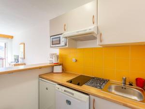 een keuken met een spoelbak en een aanrechtblad bij Appartement rénové à Peyragudes, 6 pers, proche pistes, parking gratuit & avantages ski - FR-1-695-40 in Germ