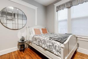 Habitación blanca con cama y espejo en Grand carytown fully fenced en Richmond