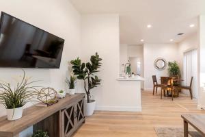 A television and/or entertainment centre at Little Saigon Modern Quiet Home 3BD-2B in Westminster 10min to Disneyland