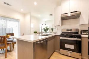 A kitchen or kitchenette at Little Saigon Modern Quiet Home 3BD-2B in Westminster 10min to Disneyland