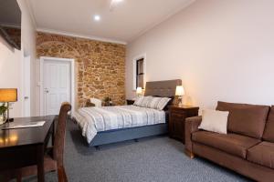 Un pat sau paturi într-o cameră la Harbour Mannum