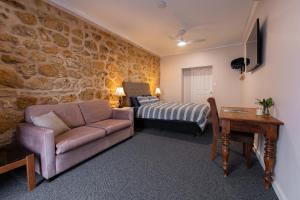 ein Wohnzimmer mit einem Sofa und einem Bett in der Unterkunft Harbour Mannum in Mannum