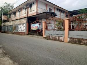 una calle vacía delante de un edificio en OYO 93332 Kharis Home Stay en Jayapura