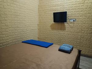 um quarto com uma cama e uma televisão de ecrã plano em OYO 93333 Rama Home Stay em Jayapura