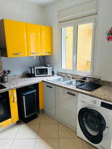 Kuchyň nebo kuchyňský kout v ubytování Ocean View Chambre