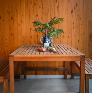 un tavolo di legno con una pianta in vaso di Mansfield Apartments a Mansfield