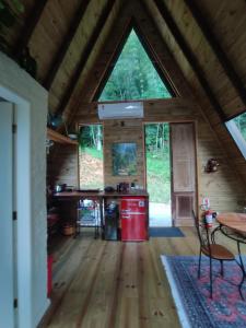 uma vista para o interior de uma pequena casa em Chalé Alcântara em São Pedro de Alcântara