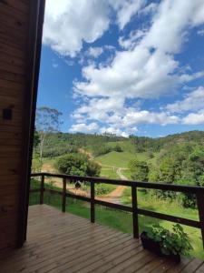 uma vista do alpendre de uma casa com vista em Chalé Alcântara em São Pedro de Alcântara