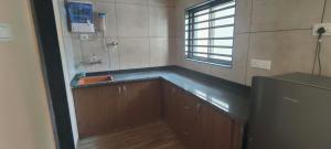 uma casa de banho com um lavatório e uma janela em SWARA VILLA STAY em Bhuj