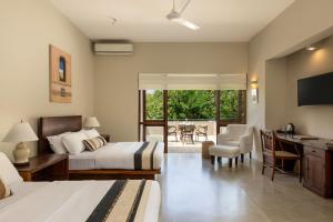 Habitación de hotel con 2 camas, mesa y sillas en Mount Havana en Kandy