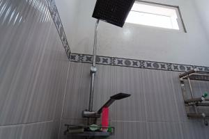 Kylpyhuone majoituspaikassa SPOT ON 93317 Wisma Ratu Syariah