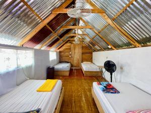 una camera con due letti e un soffitto di Typical House Bluefields a Bluefields