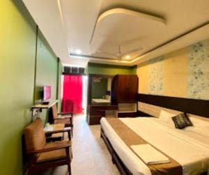 HOTEL EAST INN DIMAPUR في ديمابور: غرفة نوم بسرير وكرسي ومكتب