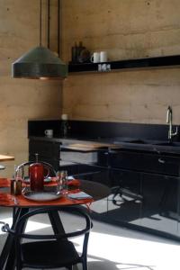 a kitchen with a table and a stove at Viñedo Bodega 1881 in Santa Ana